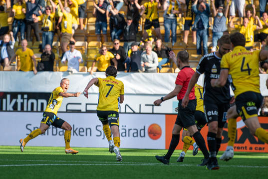 Elfsborgs Frederik Holst (rygg mot kameran) jublar med