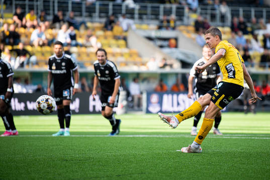 Elfsborgs André Rømer skjuter 1-0 på straff