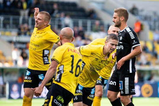 Elfsborgs André Rømer skjuter 1-0 på straff och jublar