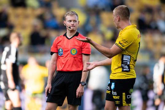 Domare Fredrik Klitte diskuterar med Elfsborgs Per Frick