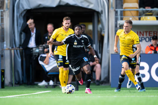 Örebros Kevin Wright och Elfsborgs Leo Väisänen