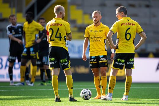 Elfsborgs Simon Strand diskuterar med Johan Larsson och