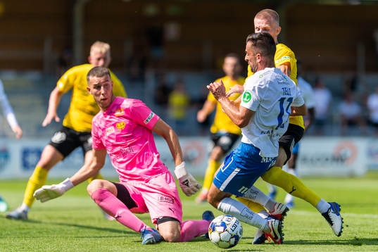 Mjällbys målvakt Samuel Brolin och Eric Björkander i