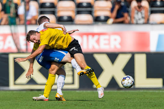 IFK Norrköpings Viktor Agardius och Mjällbys Joel Nilsson