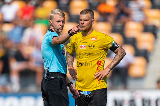 Domare Adam Ladebäck och Mjällbys David Löfquist