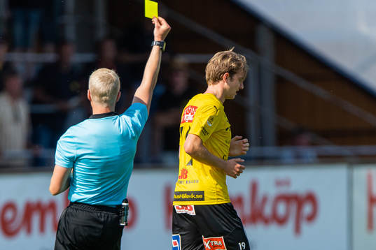 Domare Adam Ladebäck varnar Mjällbys Ludvig Carlius