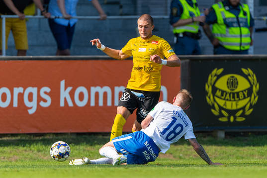 IFK Norrköpings Ari Skúlason och Mjällbys Ivan Kricak