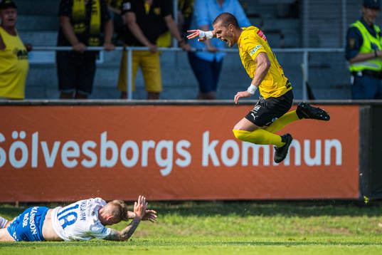 IFK Norrköpings Ari Skúlason 0ch Mjällbys Ivan Kricak