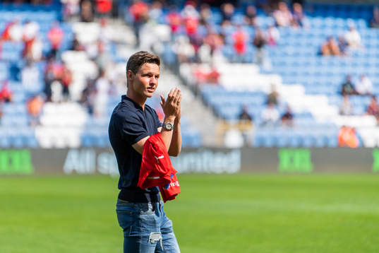 Helsingborgs Max Svensson tackas av i halvlek