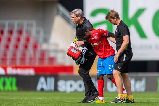 Helsingborgs Benjamin Acquah hjälps av plan