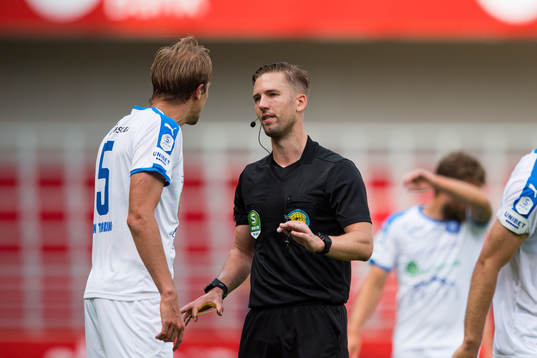 Domare Fredrik Hansson i samtal med Akropolis Oscar Pehrsson
