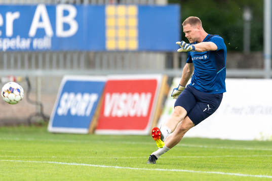 Halmstads målvakt Malkolm Nilsson Säfqvist före