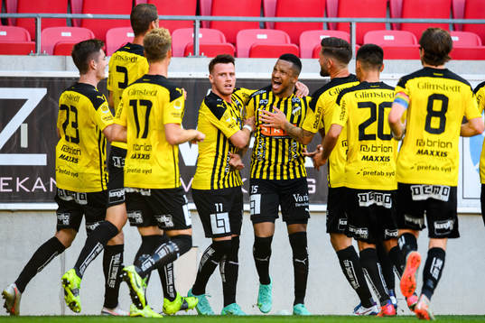 Häckens Martin Olsson  jublar