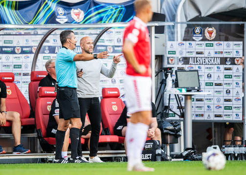 Domare Bojan Pandzic och Kalmars tränare Henrik Rydström