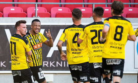 Häckens Martin Olsson jublar med lagkamrater