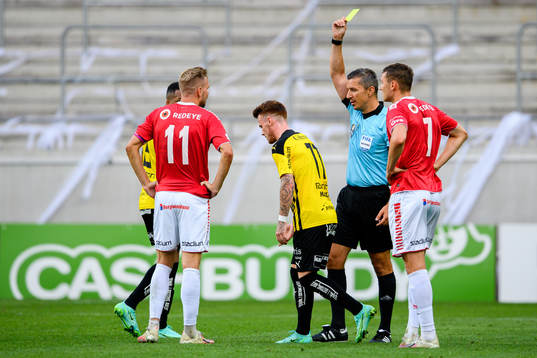 Häckens Tobias Heintz  får en varning av Domare Bojan