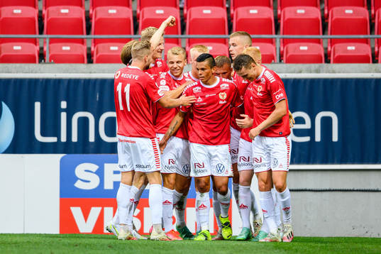 Kalmars spelare jublar med Johan Stenmark