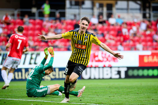 Häckens Patrik Wålemark jublar
