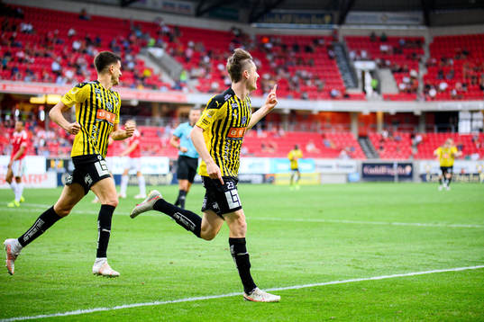Häckens Patrik Wålemark och Alexander Jeremejeff jublar