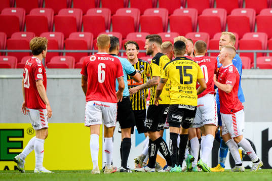 Bråk mellan Kalmars Jonathan Ring och Häckens målvakt