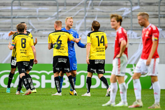 Häckens målvakt Peter Abrahamsson jublar