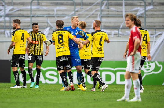 Häckens målvakt Peter Abrahamsson jublar med lagkamrater