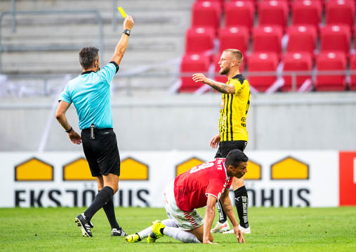 Domare Bojan Pandzic varnar Häckens Alexander Faltsetas