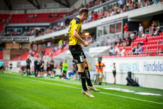 Häckens Patrik Wålemark jublar