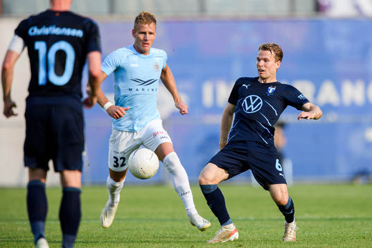 Wesley Nata of Riga and Oscar Lewicki of Malmö FF