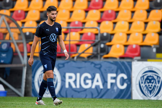 Antonio Colak of Malmö FF looks dejected