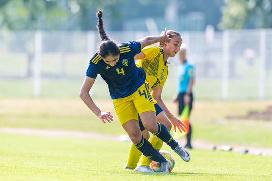 s Nesrin Akgun och F18:s Rosa Kafaji i kamp om bollen