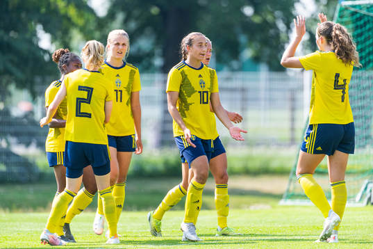 s Rosa Kafaji jublar med Athinna Persson Lundgren