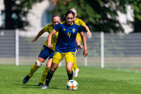 s Alice Bergström och F17:s Nesrin Akgun