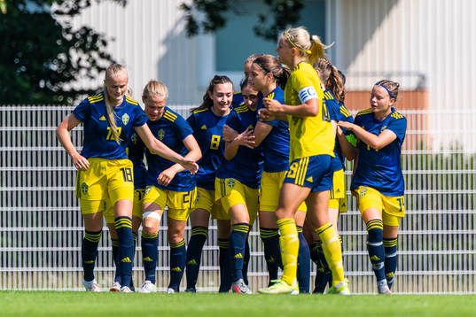 s Matilda Nilden jublar med lagkamrater