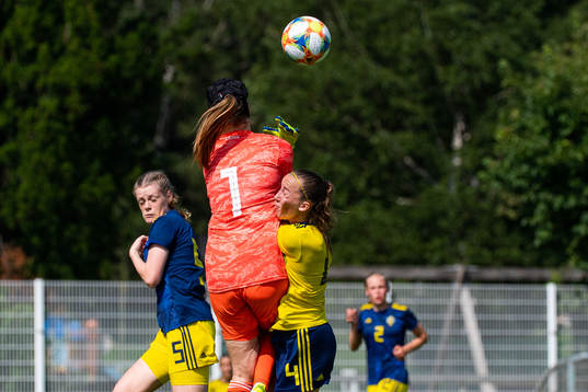 s målvakt Elvira Björklund och F18:s Athinna Persson