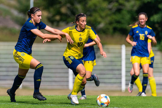 s Vera Ivarsson och F18:s Rosa Kafaji i kamp om bollen