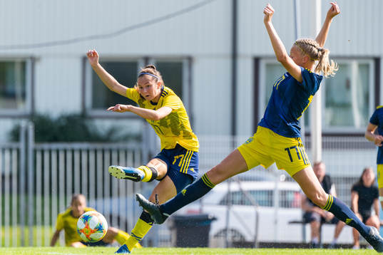 s Alice Söndergaard och F17:s Louise Larsson