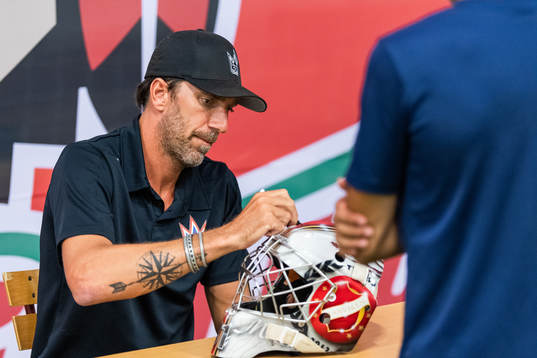 Henrik Lundqvist signerar en hjälm