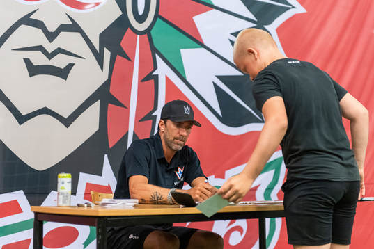 Henrik Lundqvist skriver autografer