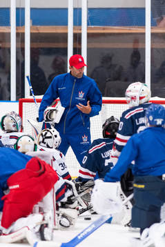 Henrik Lundqvist instruerar deltagare