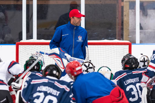 Henrik Lundqvist instruerar deltagare