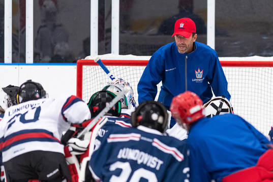 Henrik Lundqvist instruerar deltagare