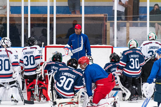 Henrik Lundqvist instruerar deltagare