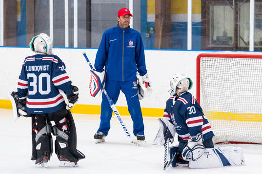 Henrik Lundqvist instruerar deltagare