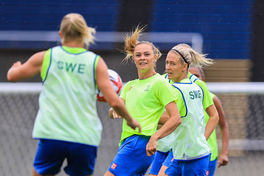 Fridolina Rolfö and Emma Kullberg of the Swedish national