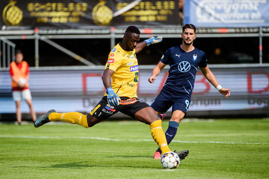 Degerfors målvakt Ismael Diawara och Malmö FFs Antonio