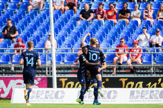 Malmö FFs Bonke Innocent och Anders Christiansen jublar