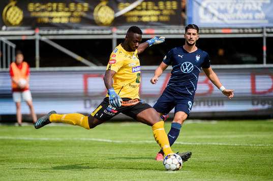 Degerfors målvakt Ismael Diawara och Malmö FFs Antonio