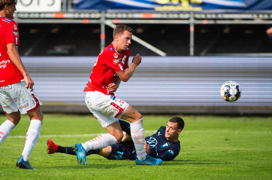 Degerfors Erik Lindell och Malmö FFs Veljko Birmancevic