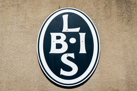 En skylt med Landskronas logotype på